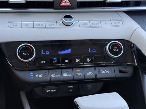 Used 2025 Hyundai Elantra Limited image 18