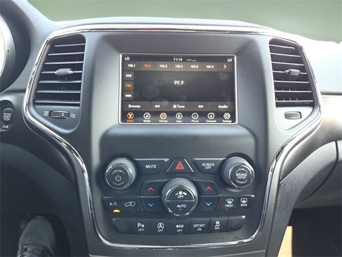 Used 2018 Jeep Grand Cherokee Laredo image 30