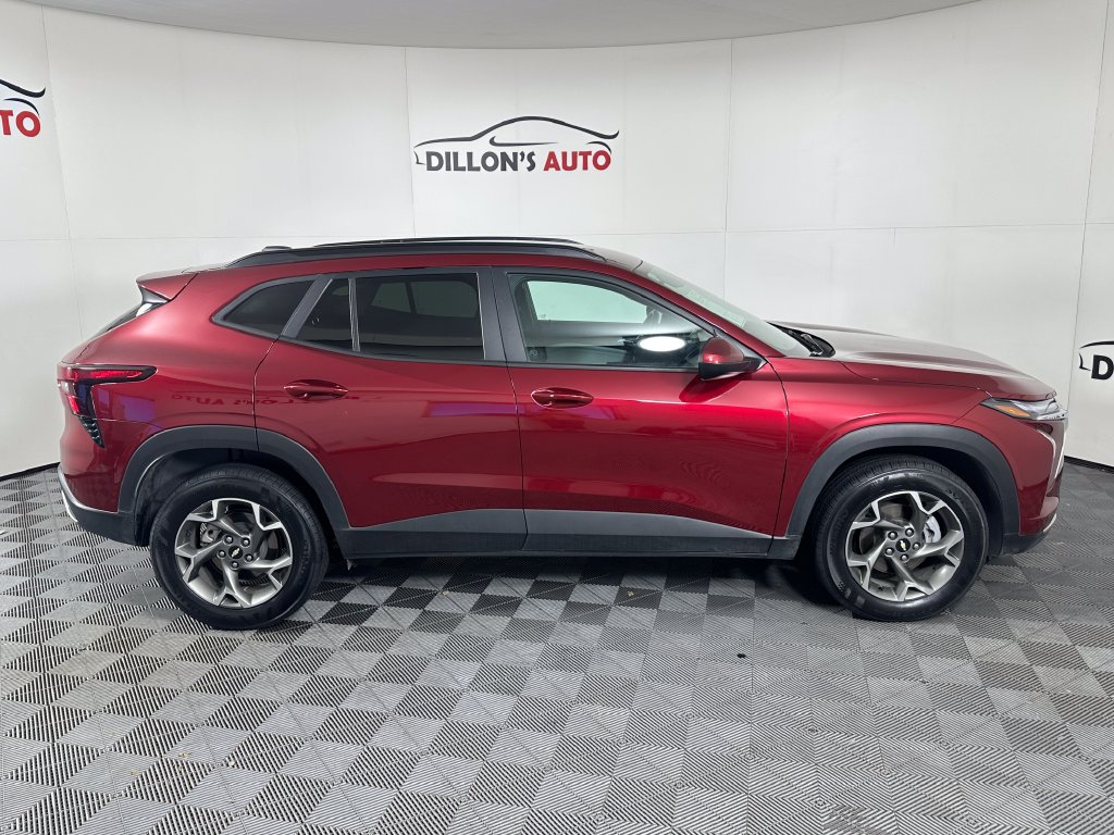 Used 2025 Chevrolet Trax LT w/ LT Convenience Package FWD image 8