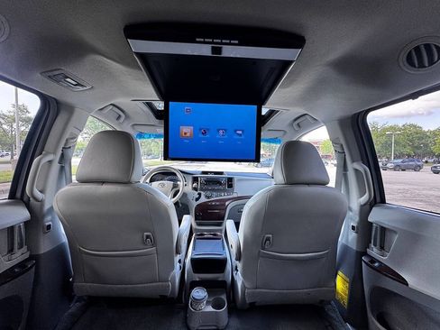 Used 2011 Toyota Sienna XLE FWD image 28