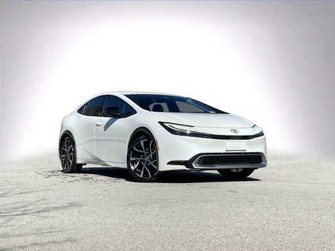 Used 2025 Toyota Prius XSE image 2