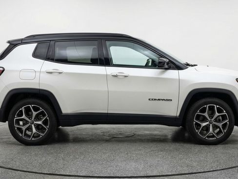Used 2025 Jeep Compass Limited image 11