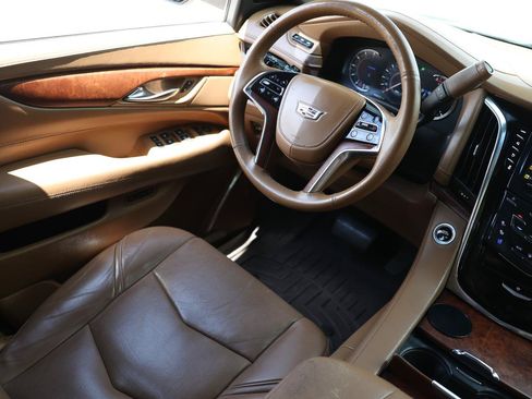 Used 2017 Cadillac Escalade ESV Platinum RWD image 20
