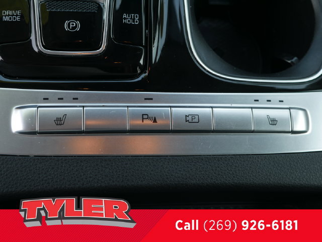 Used 2024 Kia Carnival EX FWD image 32
