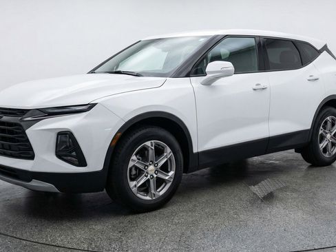 Used 2025 Chevrolet Blazer LT image 3