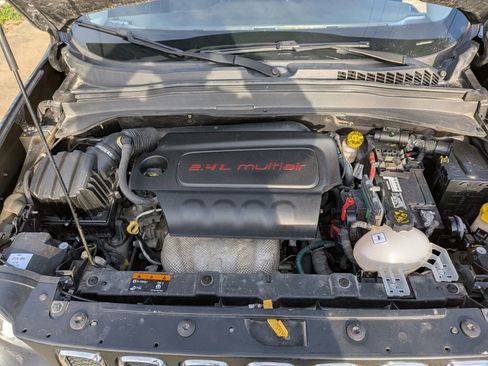 Used 2016 Jeep Renegade Latitude image 18