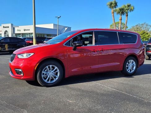 New 2026 Chrysler Pacifica Select image 3