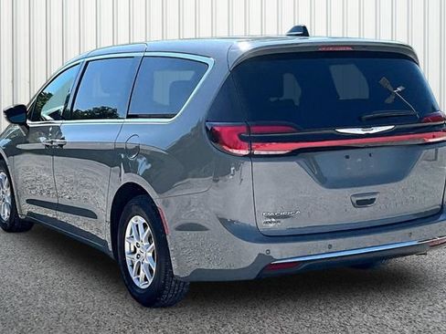 Used 2025 Chrysler Pacifica Select FWD image 9
