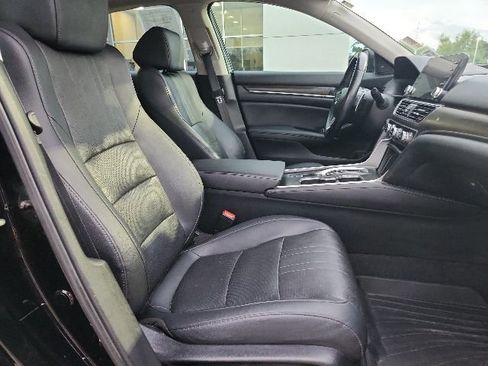 Used 2020 Honda Accord Touring image 11