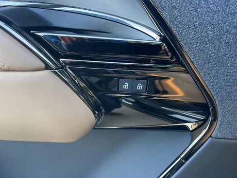 Used 2025 Land Rover Range Rover Sport SE image 11