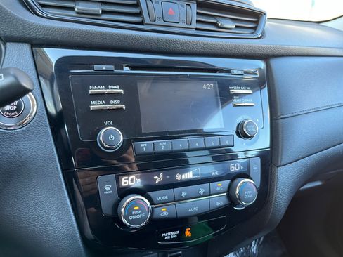 Used 2017 Nissan Rogue SV FWD image 12
