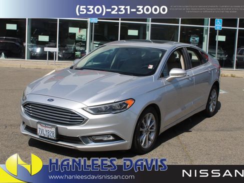 Used 2017 Ford Fusion SE w/ Fusion SE Technology Package FWD image 3