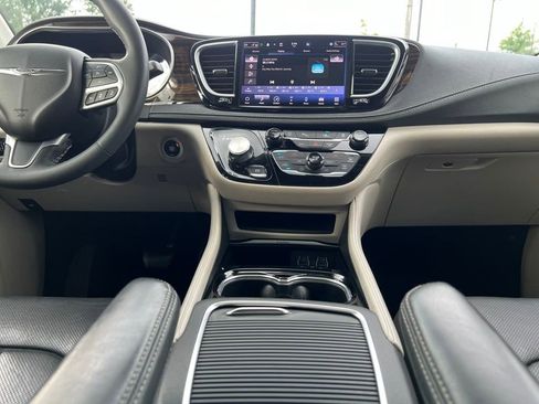 Used 2023 Chrysler Pacifica Limited image 25