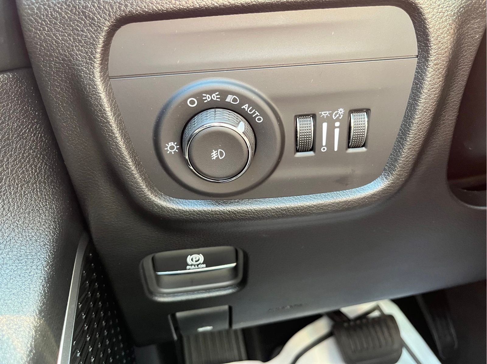 Certified 2025 Jeep Grand Cherokee Limited w/ Luxury Tech Group II AWD/4WD image 14