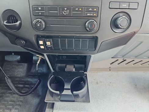 Used 2016 Ford F550 2WD Regular Cab Super Duty image 34