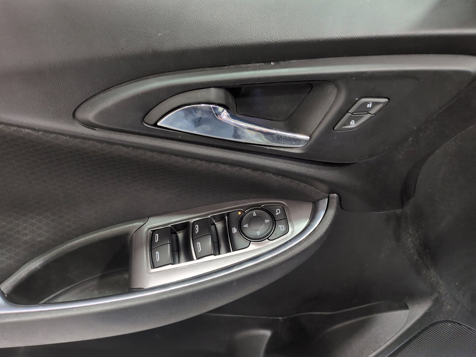 Used 2018 Chevrolet Malibu LT FWD image 16