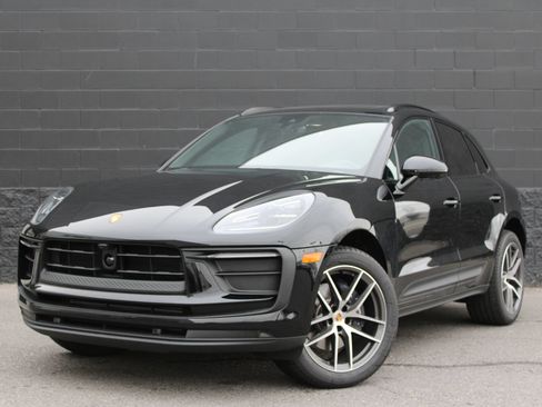 Certified 2026 Porsche Macan AWD/4WD image 1
