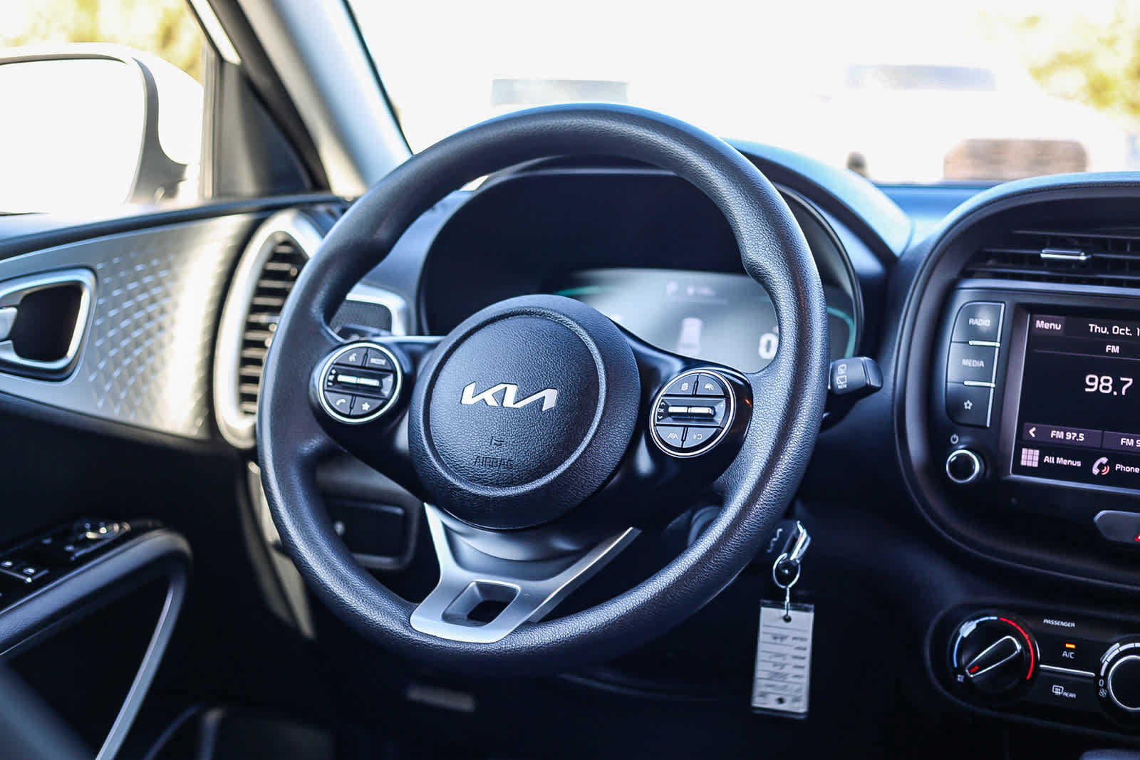 Used 2023 Kia Soul LX w/ LX Technology Package FWD image 15