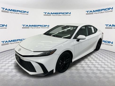 Used 2025 Toyota Camry SE FWD image 1