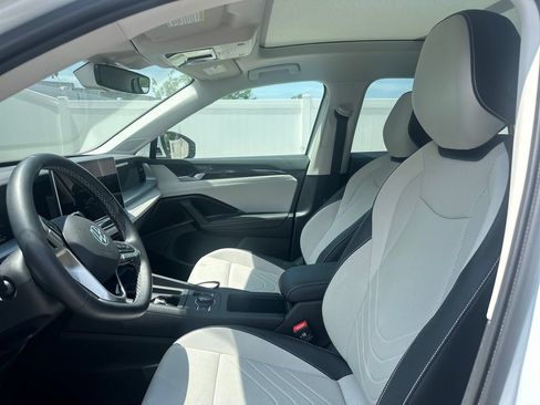 Used 2025 Volkswagen Tiguan SE w/ Panoramic Sunroof Package FWD image 12