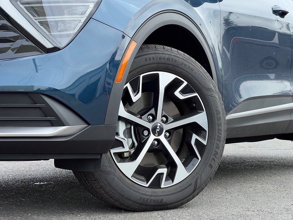Certified 2025 Kia Sportage EX w/ EX Premium Package AWD/4WD image 2