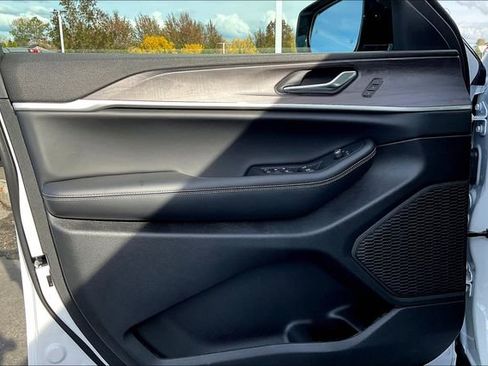 New 2025 Jeep Grand Cherokee Limited w/ Black Appearance Package image 22