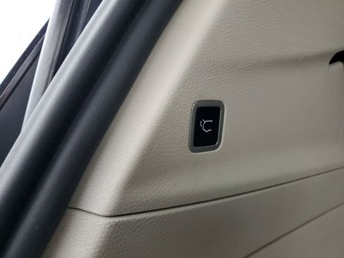 Used 2022 Chrysler Voyager LX image 30