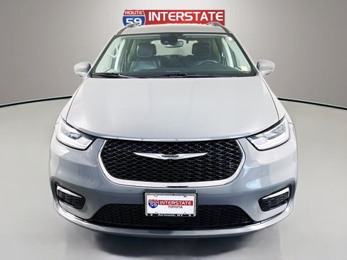 Used 2021 Chrysler Pacifica Touring-L FWD image 2
