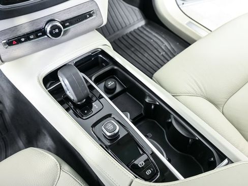 Certified 2024 Volvo XC90 T8 Plus w/ Protection Package Premier image 18