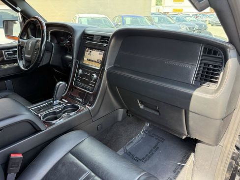 Used 2016 Lincoln Navigator Reserve AWD/4WD image 27