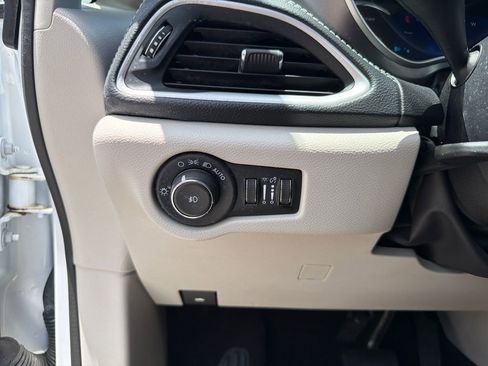 Used 2024 Chrysler Pacifica Limited FWD image 32