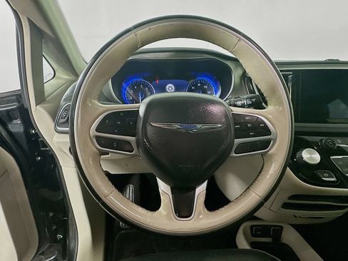 Used 2019 Chrysler Pacifica Limited FWD image 16