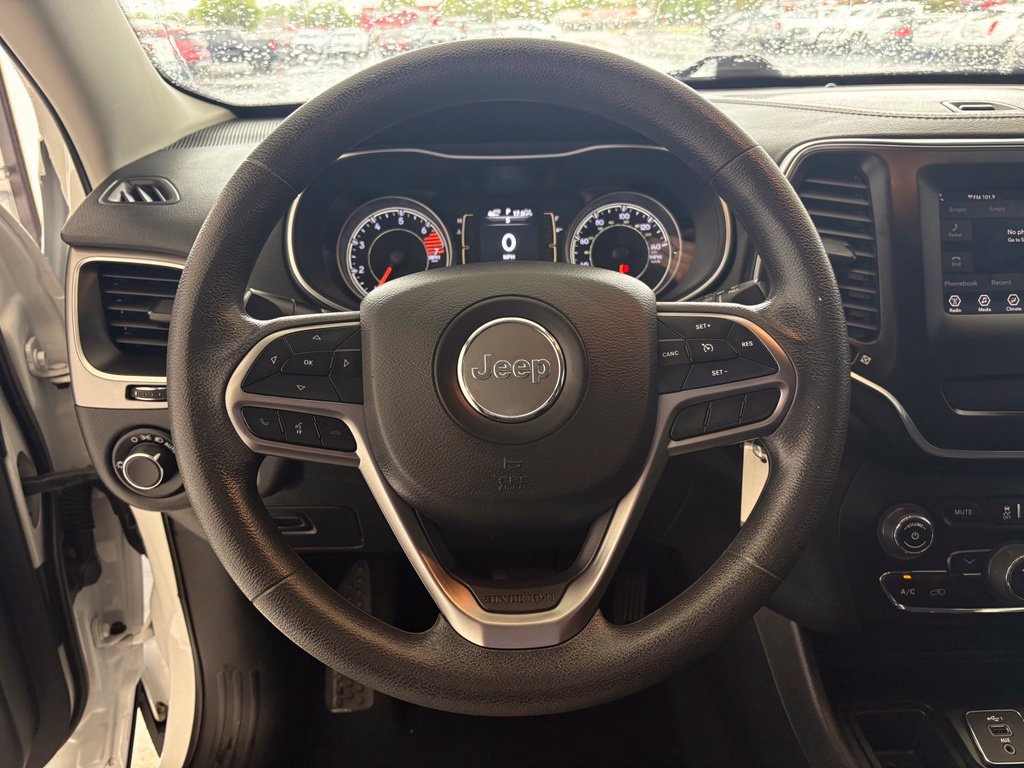 Used 2020 Jeep Cherokee Latitude FWD image 3