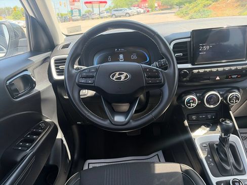 Used 2025 Hyundai Venue Limited FWD image 14