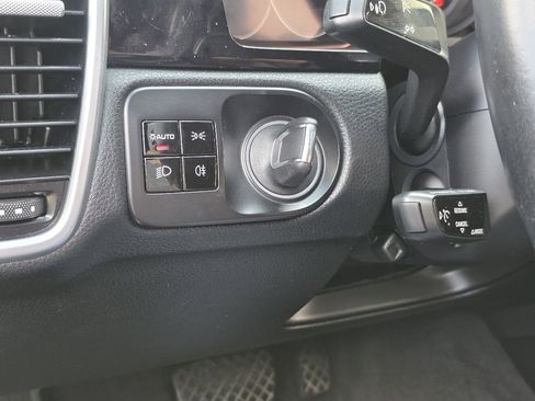 Used 2020 Porsche Cayenne image 17