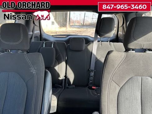 Used 2024 Chrysler Pacifica Touring FWD image 12