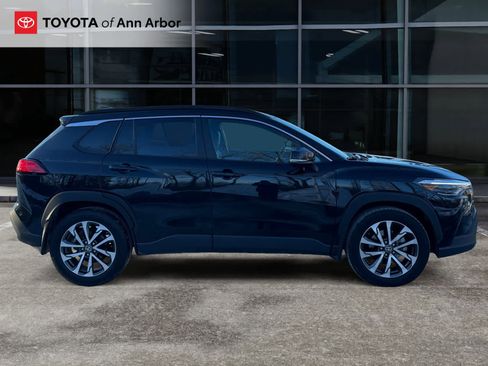 Used 2023 Toyota Corolla Cross XLE image 2