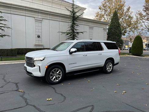 Used 2023 Chevrolet Suburban Premier image 2