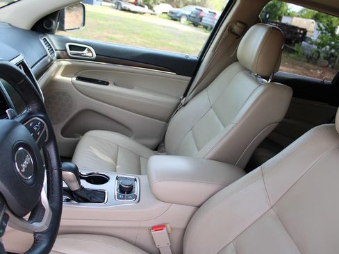 Used 2017 Jeep Grand Cherokee Limited image 18