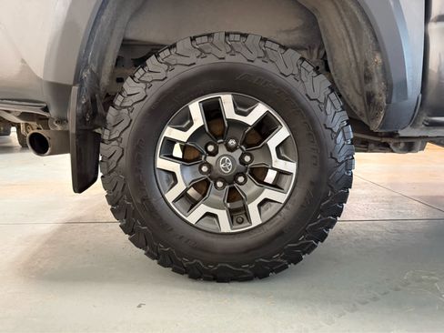 Used 2017 Toyota Tacoma TRD Off-Road AWD/4WD image 10