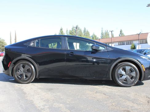 Used 2025 Toyota Prius LE FWD image 37