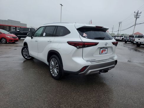 New 2026 Toyota Highlander Platinum AWD/4WD image 3
