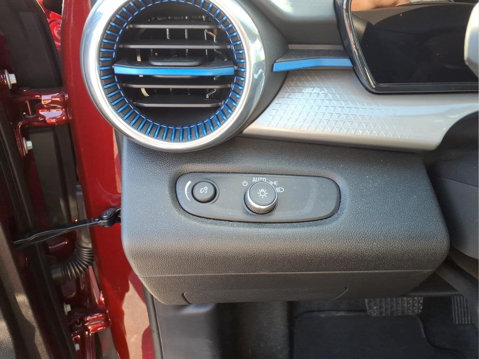 Used 2025 Chevrolet Trax LT w/ Sunroof Package FWD image 10