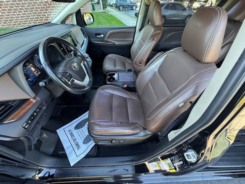 Used 2017 Toyota Sienna Limited Premium image 31