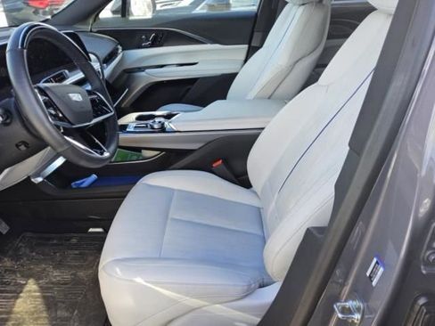Used 2025 Cadillac Lyriq Luxury image 3