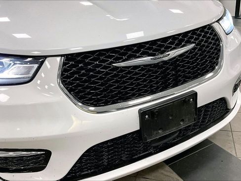 Used 2024 Chrysler Pacifica Select image 32