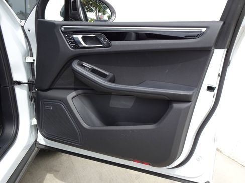 Used 2023 Porsche Macan Turbo image 19