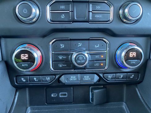 Used 2021 GMC Yukon SLT w/ SLT Luxury Plus Package image 18