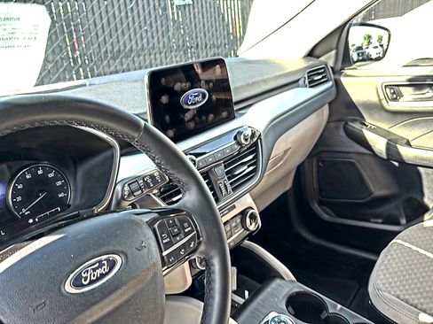 Used 2022 Ford Escape SE w/ SE Sport Appearance Package AWD/4WD image 4