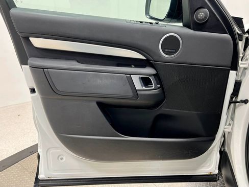 Used 2020 Land Rover Discovery Landmark image 16